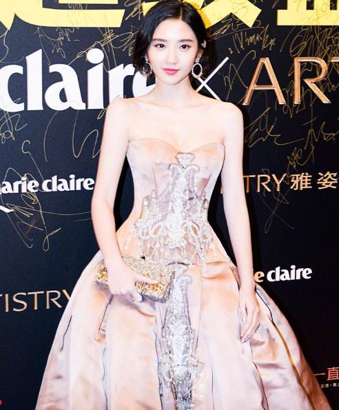 唐艺昕:穿抹胸长裙女神范儿十足,事业线性感迷人