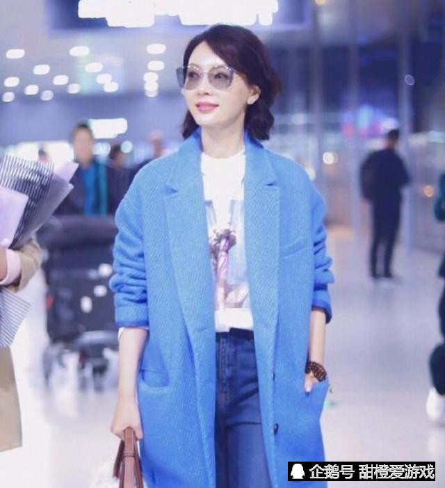 蓝色风衣配牛仔裤气质出众,与"超杀女"撞衫