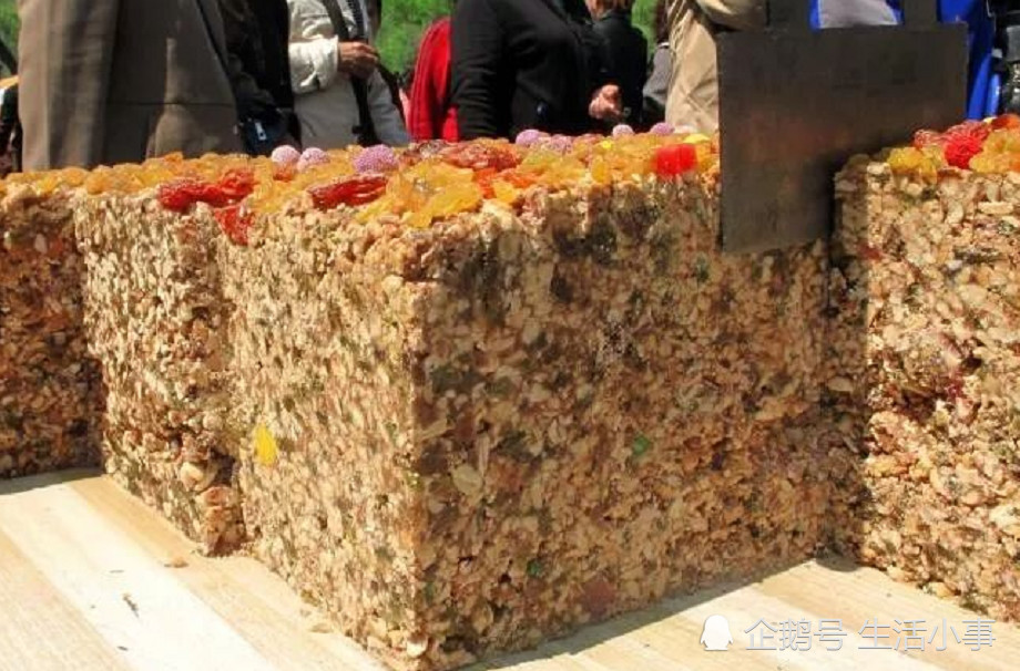 街边新疆大哥卖切糕如今跌至5元一斤,