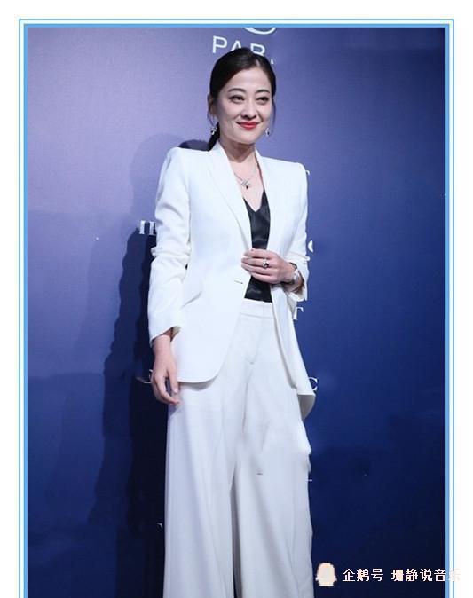 当43岁梅婷和39岁章子怡同穿白西装,终于见识到气质美