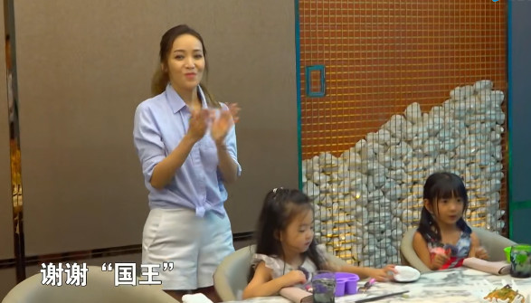萌娃想家了，情绪失控哭闹不止，侯佩岑却没有哄他，值得家长借鉴