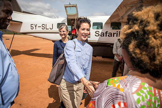 丹麦王储妃独自访问肯尼亚,非洲传统服饰惊艳