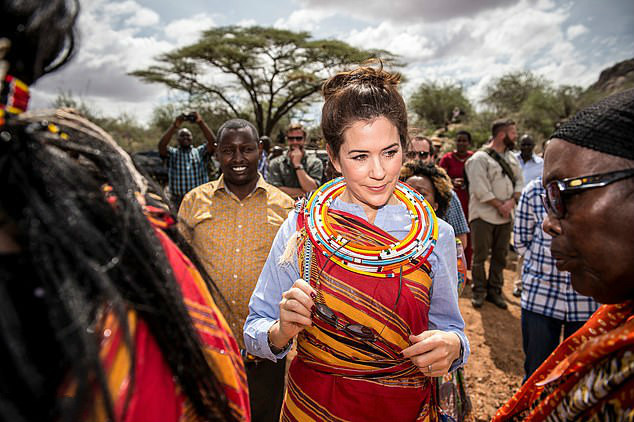 丹麦王储妃独自访问肯尼亚,非洲传统服饰惊艳