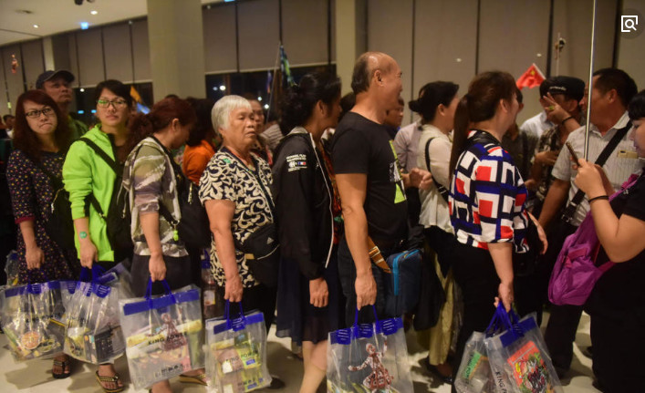 中国游客在泰国哄抢乳胶枕,价格被抬到8千元,