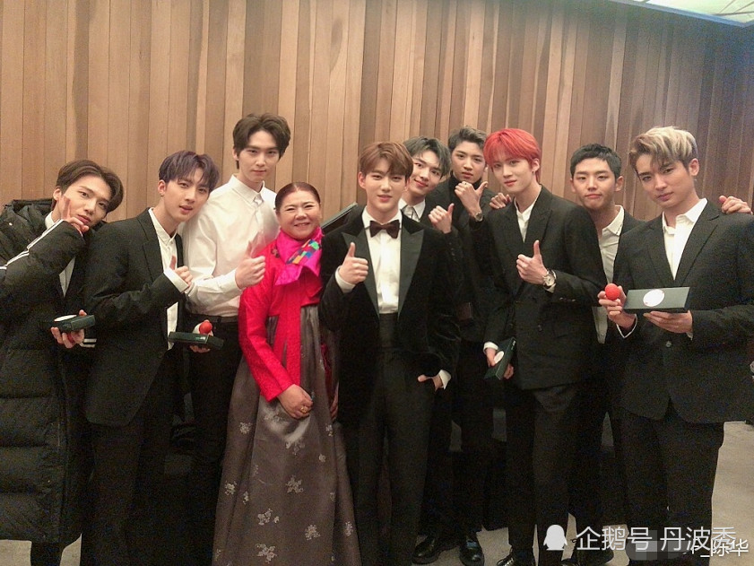 相差18岁姐弟恋陈华咸素媛出席活动,妈妈C位