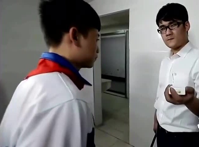 初中生厕所抽烟,老师发现竟帮忙点烟,说了1句