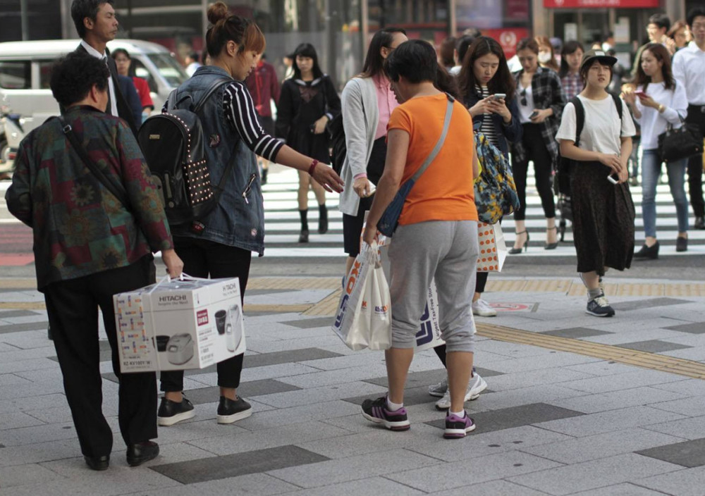 中国游客去日本旅游,买了一堆纪念品,看到茅台