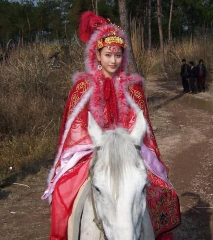 她因拒“潜规则”无戏可拍，迫于生计路边卖衣，现36岁依旧美丽