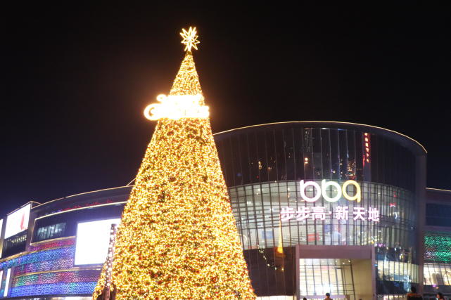 圣诞树点亮璀璨星灯,宣告2018年梅溪新天地梦幻圣诞yeah正式开启