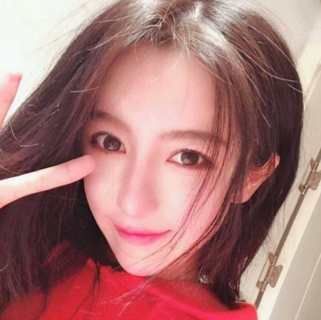 呆妹军训照流出，青涩外表和现在判若两人，网友：再也回不去了？ 