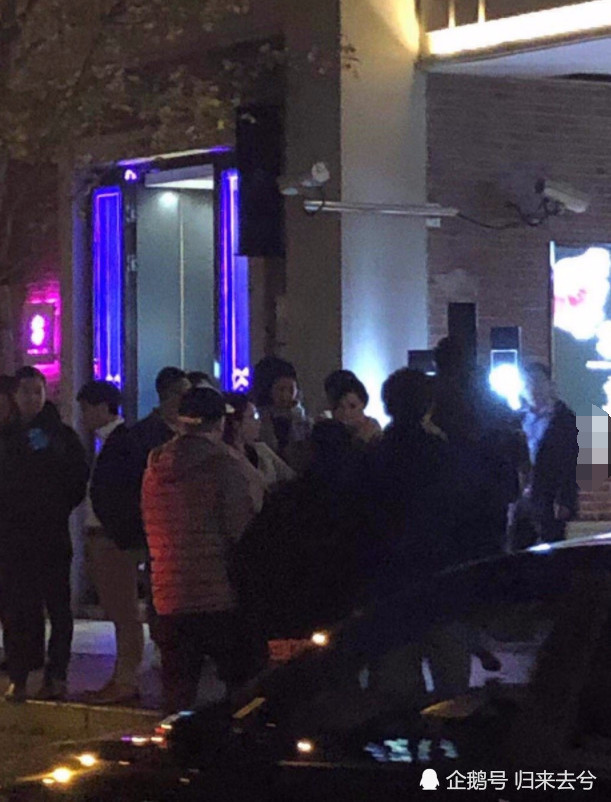 郑爽深夜和男友甜蜜约会，身旁的男子抢镜，网友：信息量太大