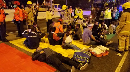 香港旅游大巴的士相撞致5死30伤:涉事的士与大