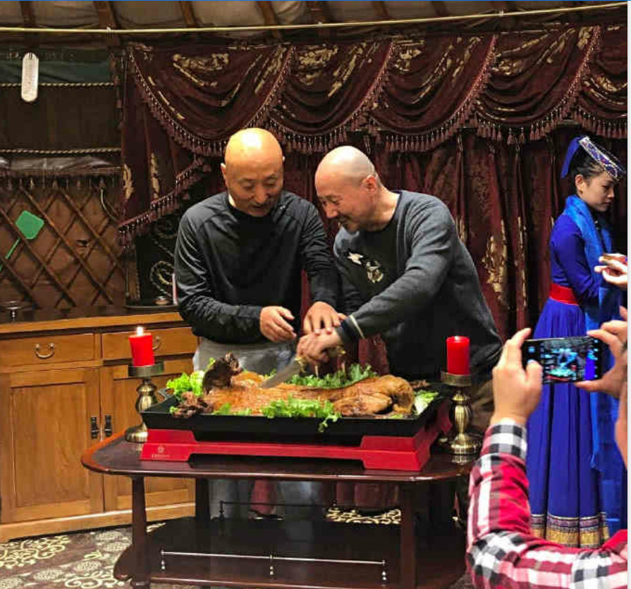 腾格尔陈佩斯世纪同框，被调侃为“亲兄弟”，网友直呼发型是亮点