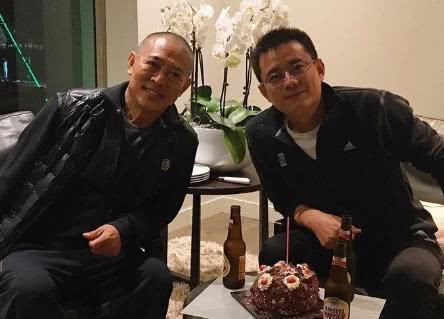 63岁周润发老了，66岁洪金宝也老了，他却把63岁活成36岁