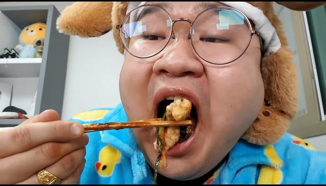 韩国又火了一个吃播,看了他的吃相,网友:这娃多
