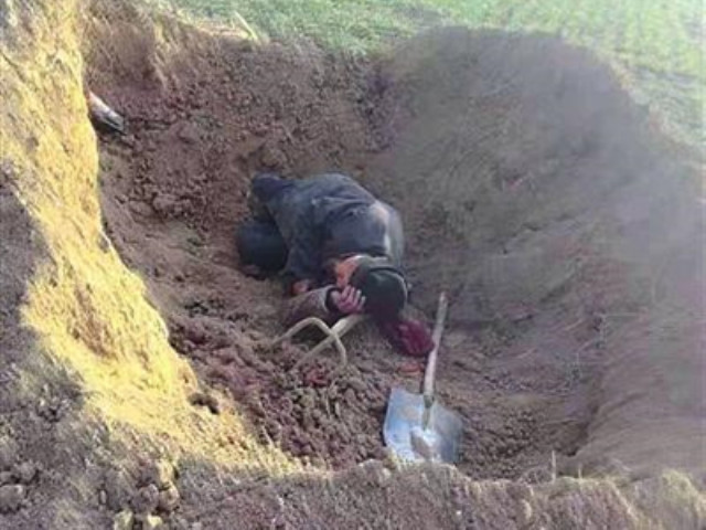 七旬老人多次挖人祖坟后死亡,掘人坟害人坐牢,这是多大仇啊?