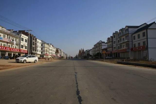 四十里街镇地处鄱阳湖之滨,距鄱阳城15公里,因古时距饶州府四十华里而