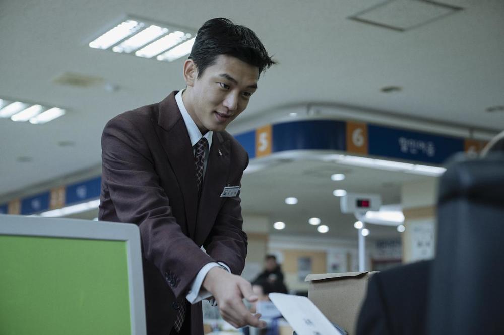 刘亚仁 金惠秀新片《国家破产之日》首映日登