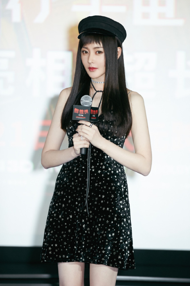 张天爱拼接夹克配皮裤,轻松凹出1米3大长腿,网友:实名羡慕了