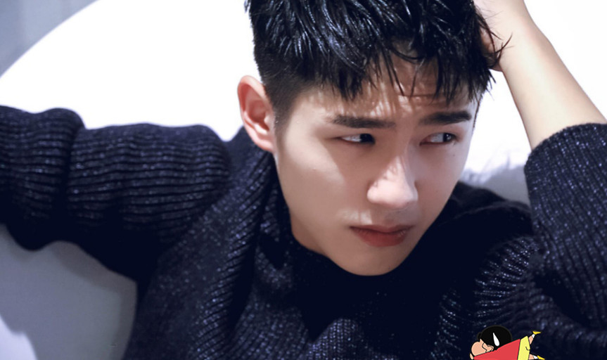 刘昊然中戏合照,与同班这女生总站一起,粉丝