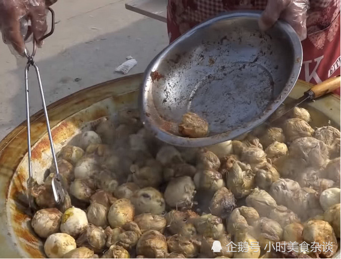 大妈在路边卖大锅零食,一块钱一个,吃货看到都要绕道走