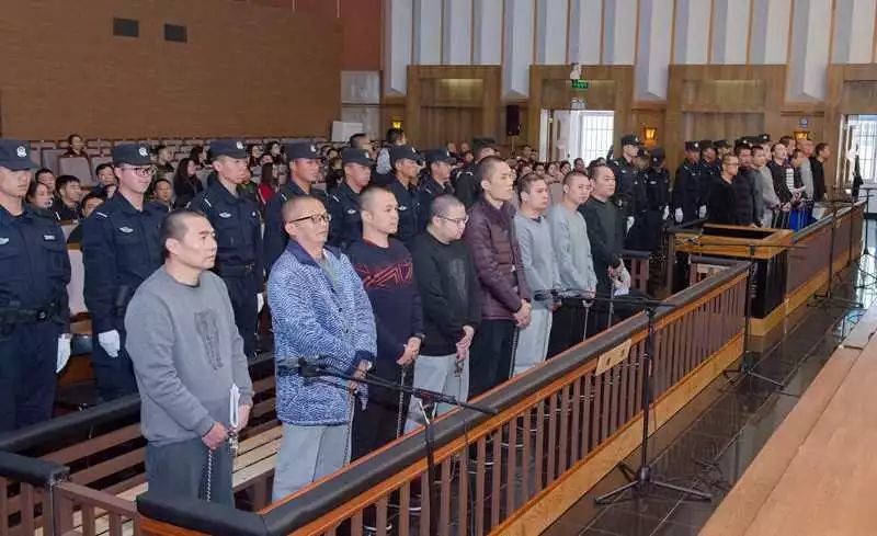 昆明市中级人民法院一审公开开庭审理周权等20人涉黑案