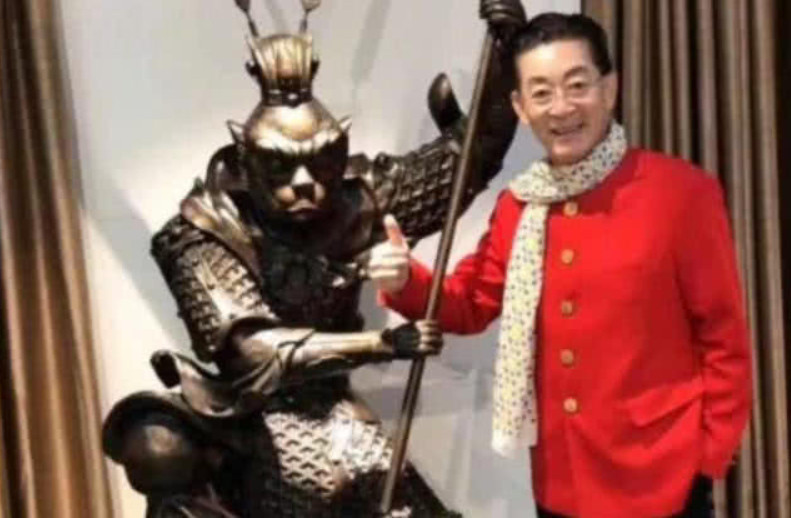 吴承恩故居前挂六小龄童画像?引发争议,网友:章承恩?