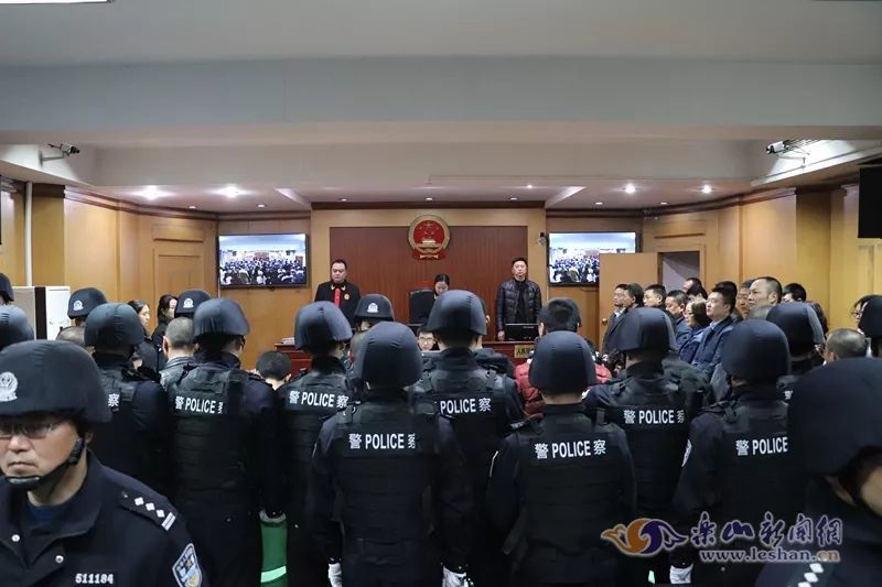 张某等14人涉黑犯罪案件在乐山公开审理