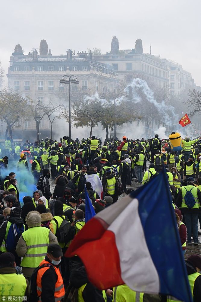 法国巴黎“黄背心”抗议持续 警方已逮捕107人