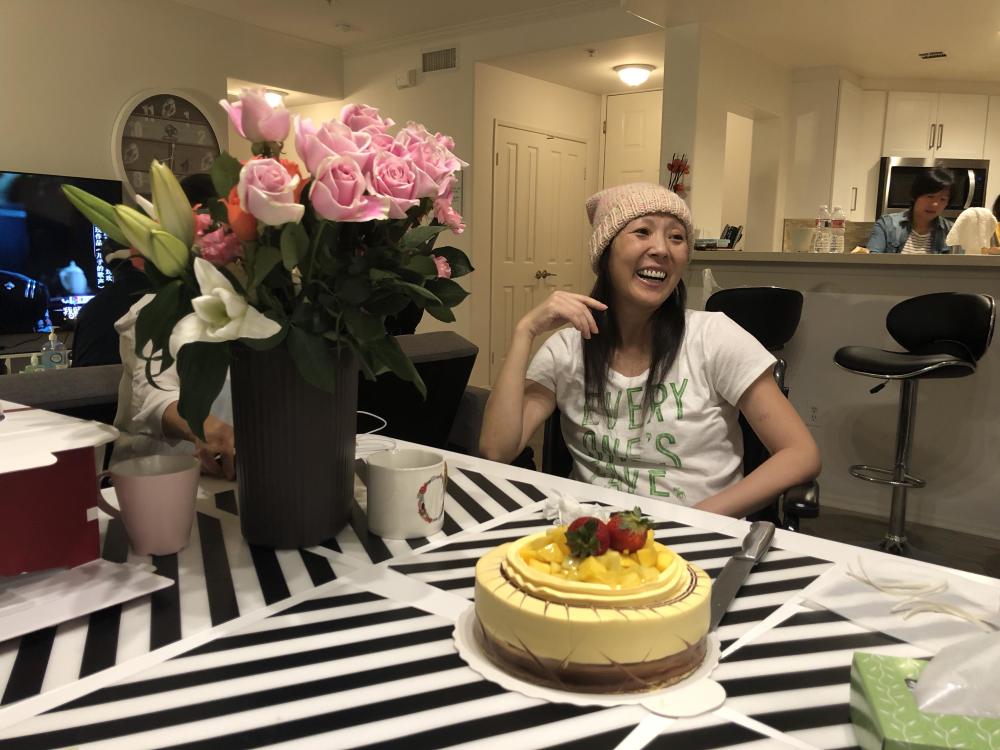 回看张欧影病逝前一个月生日照:爽朗笑对癌症 一朵最美玫瑰