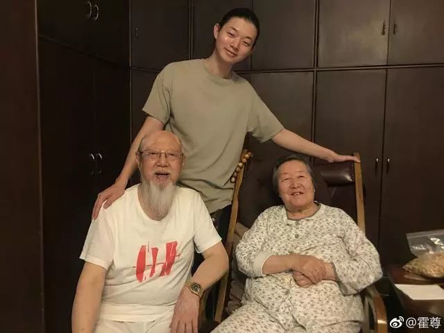 霍尊原来还有一个弟弟和一个妹妹,妈妈仲小萍也是红极一时的歌星