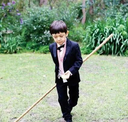 刘烨混血儿子近日照片,眼睛又大又深邃,头发变长成小"男人"