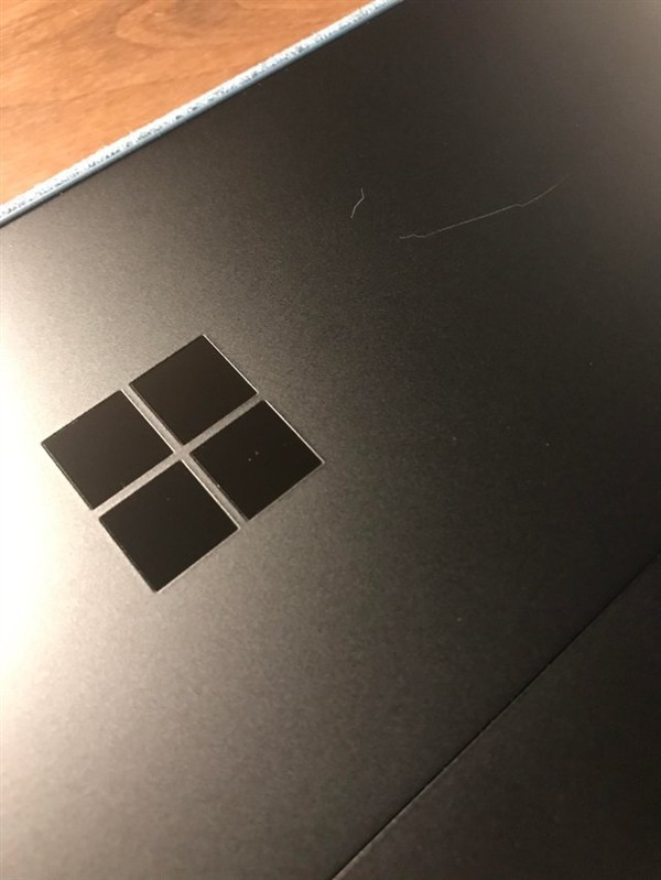 微软Surface被吐槽:黑色Pro6掉漆、Go键盘没