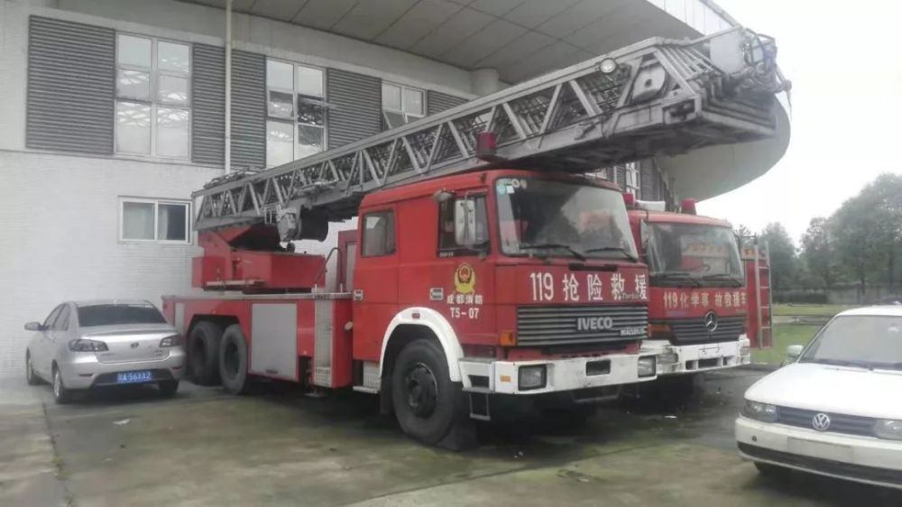 成都支队1991年引进马基路斯dl50直臂云梯车光荣退役