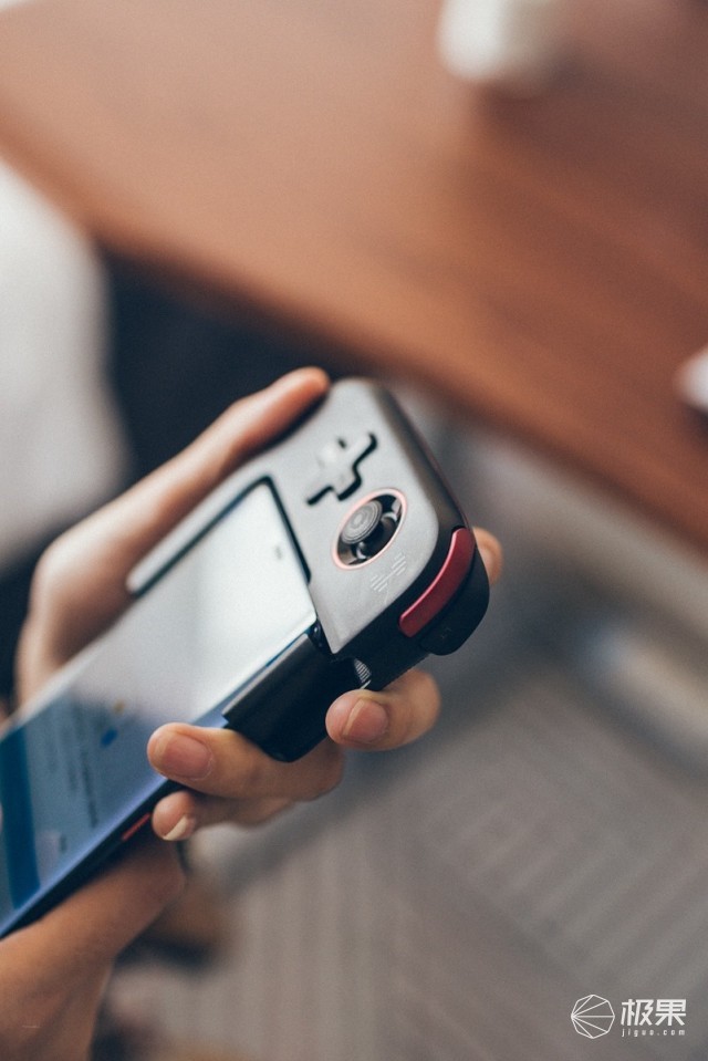 单手吃鸡的快感:北通G1单边游戏手柄体验