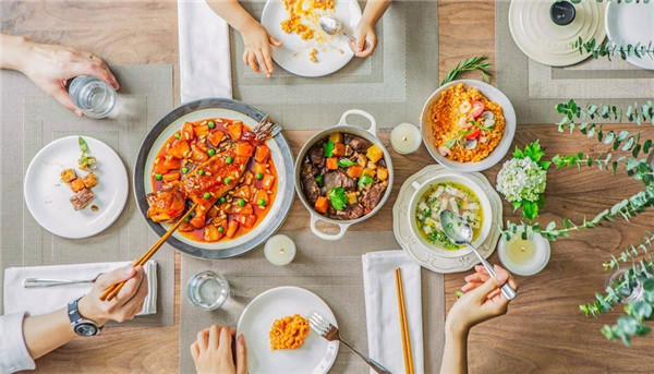 世界各国的餐桌礼仪，该不该光盘?埃塞俄比亚人用手互相喂饭