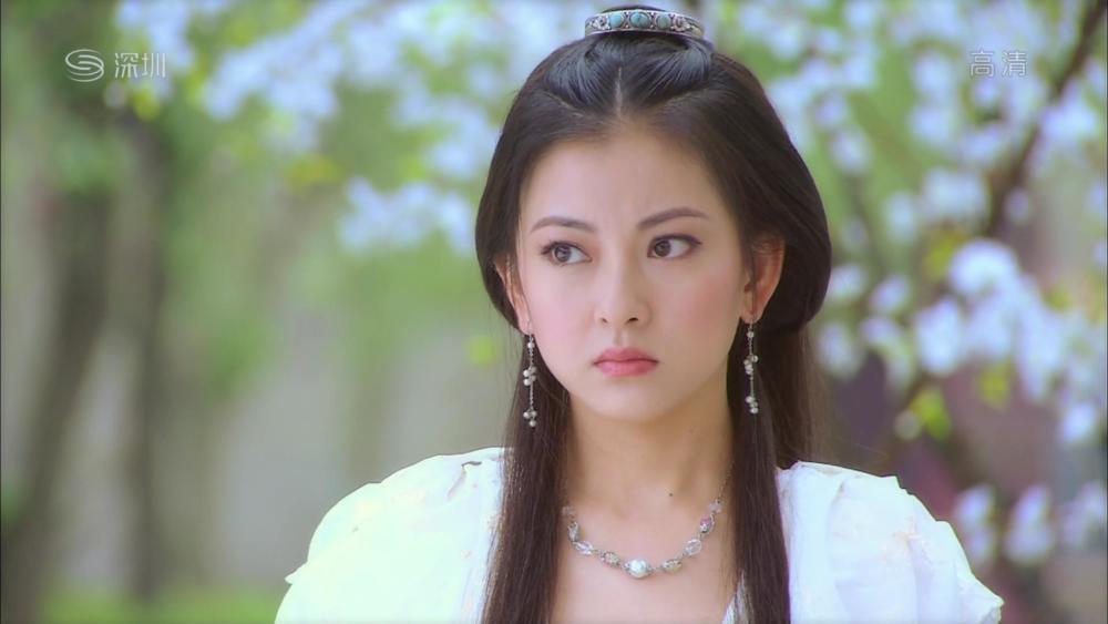 有没有觉得现在的古装剧太节俭了？许多女演员的头上几乎零发饰