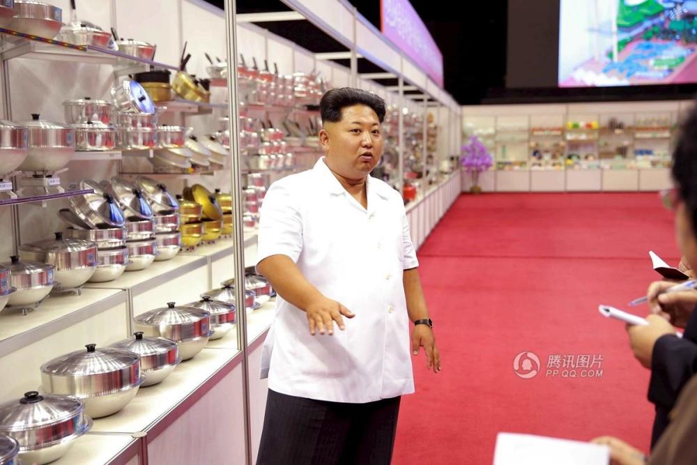 金正恩参观日用品展并试推<em>婴儿</em>车 头顶<em>白发</em>明