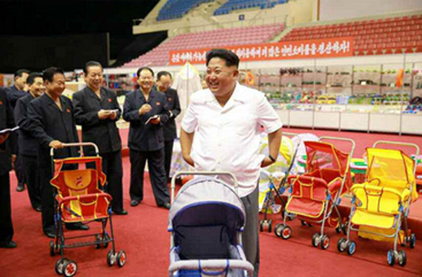 金正恩参观日用品展并试推<em>婴儿</em>车 头顶<em>白发</em>明