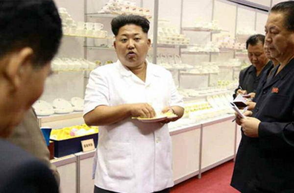 金正恩参观日用品展并试推<em>婴儿</em>车 头顶<em>白发</em>明