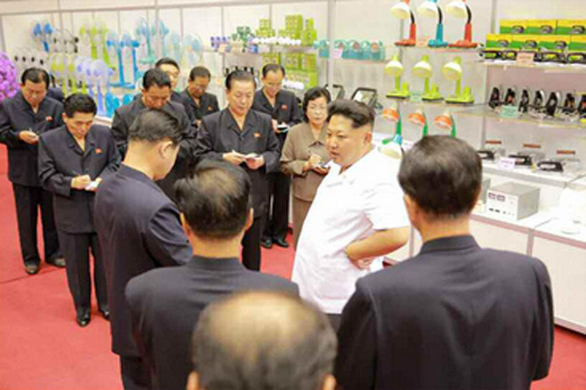 金正恩参观日用品展并试推<em>婴儿</em>车 头顶<em>白发</em>明