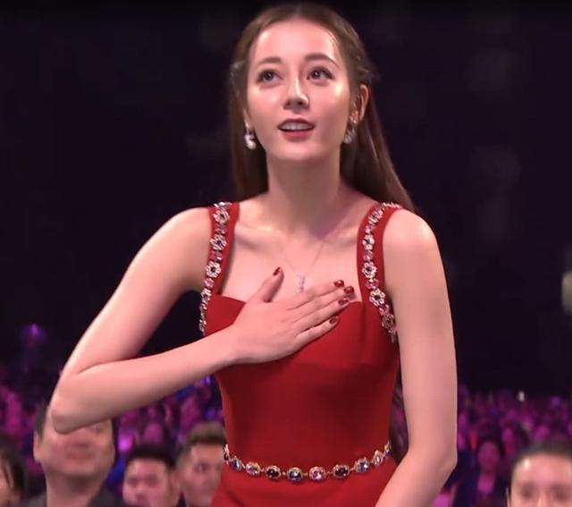 迪丽热巴穿V领现身却捂胸,网友吐槽:不想露就