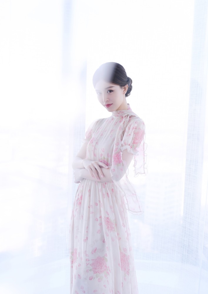 文咏珊宣传新剧《风声》,穿露肩连衣裙端庄优