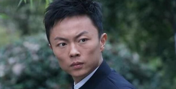 红的时候被周润达劝去读书,读书回来之后却过气,这个锅谁来背