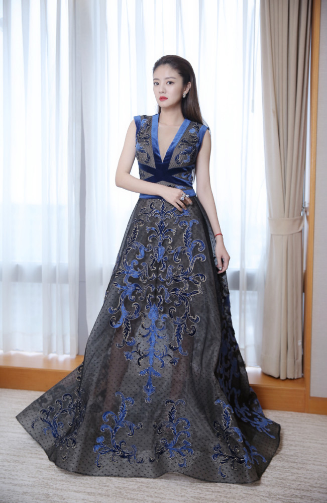 安以轩身穿黑色礼服,御姐范十足,完美演绎什么