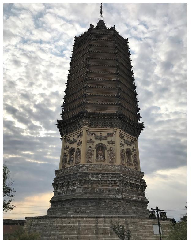 锦州北镇的崇兴寺双塔,历经千年风雨仍保持完好,堪称中华一绝