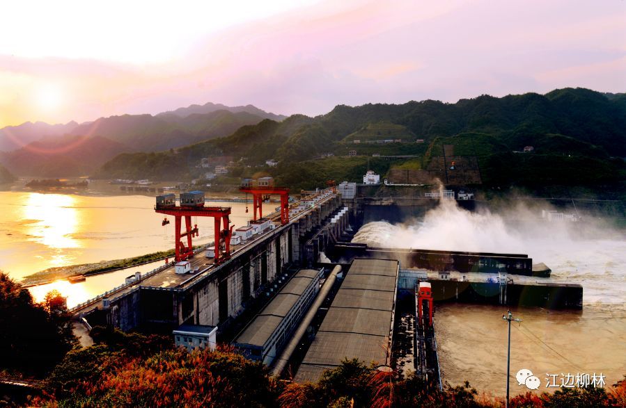 巨虎镇山,大坝横江,五强溪水电站是湖南第一大坝,气势恢宏,是人造和