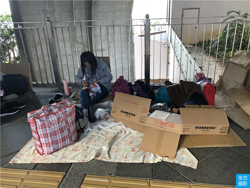 香港菲佣月入上万,每逢周日却只能在中环过街