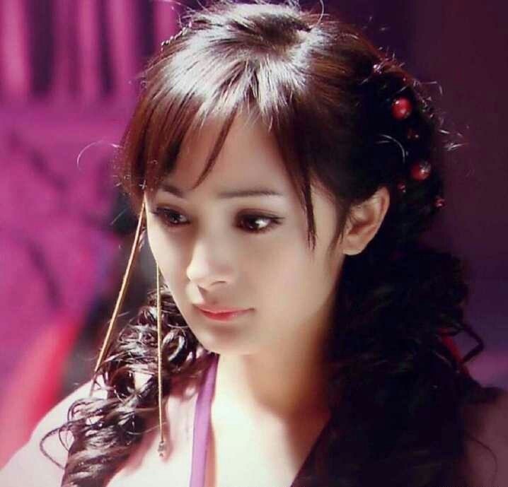 既谢娜和何炅之后,杨幂成为第三个粉丝破亿的