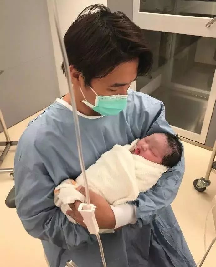 欧弟老婆晒女儿jojo美照，过斑马线居然走出了模特气场